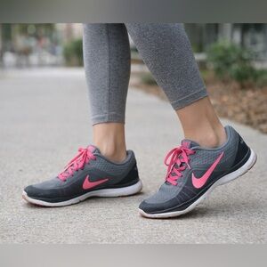 Nike size 7.5 Womens lace up running shoe, Grey with Pink Nike Logo